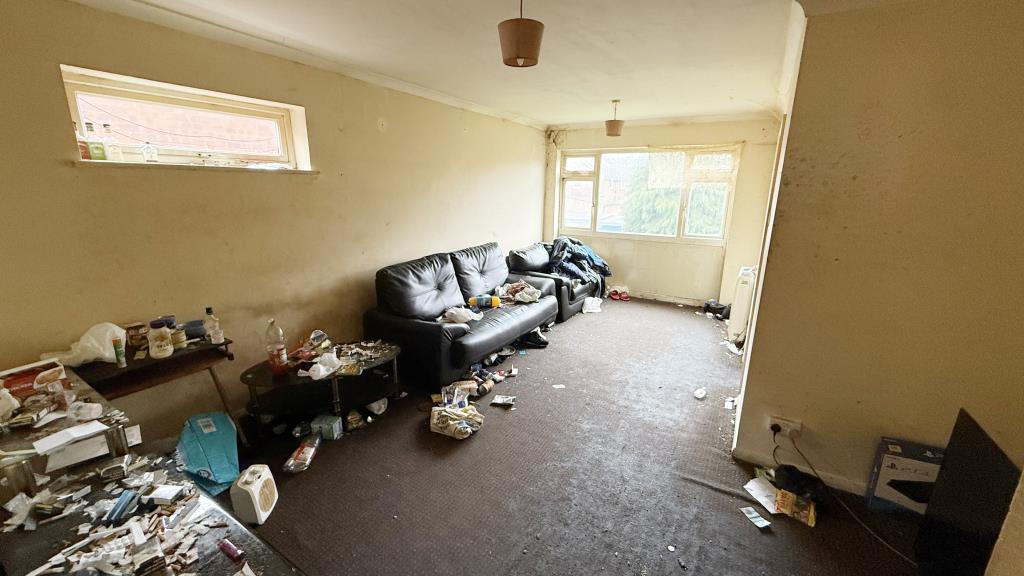 Lot: 144 - INVESTMENT FLAT IN POPULAR LONDON SUBURB - Living room